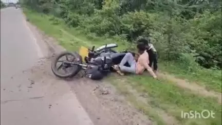 अनूपपुर: तेज रफ्तार का कहर: अनियंत्रित बाइक से हुए हादसे में दो युवक बाल-बाल बचे