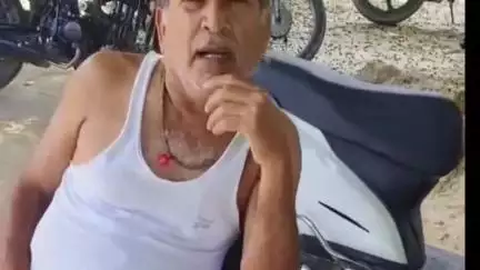 प्रतापगढ़: पूरे सुखचैन गांव में स्थित परिषदीय विद्यालय के विलय होने पर ग्रामीणों ने जताया आक्रोश#jansamasya