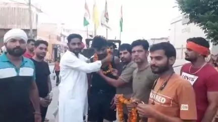 खेकड़ा: हरिद्वार से 121 लीटर गंगा जल लेकर दाहा गांव पहुंचे शिवभक्त, गौमाता को राष्ट्र माता का दर्जा दिलाने की मांग की