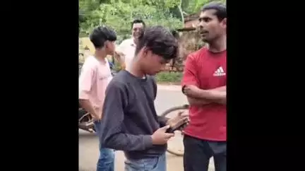 शिवपुरी नगर: छिब्बर स्कूल के पास बाइक और इलेक्ट्रॉनिक स्कूटी की जोरदार भिड़ंत, स्कूटी बुरी तरह क्षतिग्रस्त