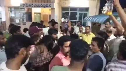 శ్రీకాకుళం: నరసన్నపేట పెట్రోల్ బంక్ లో పెట్రోల్ బదులు వాటర్ రావడంతో మరమ్మతుకు గురైన వాహనాలు, బంకు వద్ద ఆందోళనకు దిగిన బాధితులు