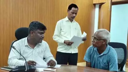 धनबाद/केंदुआडीह: समाहरणालय के सभागार में लगा जनता दरबार, जन शिकायत प्रभारी ने सुनी लोगों की समस्या