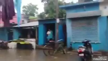 मधुपुर: लगातार बारिश से मधुपुर की कई दुकानों में घुसा पानी, सामान हुआ खराब