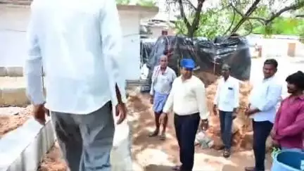 మెదక్: ఇందిరమ్మ ఇంటి నిర్మాణ పనుల పురోగతిని సంబంధిత అధికారులతో కలిసి క్షేత్రస్థాయిలో పరిశీలించిన జిల్లా కలెక్టర్ రాహుల్ రాజ్