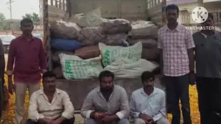 మహబూబాబాద్: నర్సింహులపేటలో ఎన్ఫోర్స్మెంట్ అధికారుల వాహనతనిఖీలు అశోక లేలాండ్ వాహనాలు అక్రమంగా తరలిస్తున్న నాటుసారా, బెల్లం స్వాధీనం