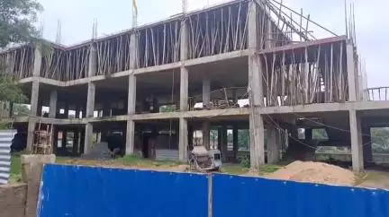 चाईबासा: एसपीजी मिशन बालक उच्च विद्यालय भवन में बन रहे मार्केट कॉम्प्लेक्स को डीसी ने अवैध करार दिया, रोक लगाई
