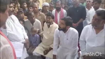 बिसौली: करखेड़ी के मजरा मैनपुरी में सड़क दुर्घटना में पांच लोगों की हुई थी मौत, सांसद आदित्य यादव ने पीड़ित परिवार को बँधाया ढाढ़स