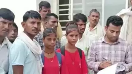 अंबाह: छात्रावासों को शादी गार्डन में शिफ्ट करने पर विवाद, तहसील कार्यालय पर पालकों और छात्राओं ने जताया विरोध