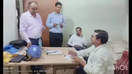 चौपारण: वरीय पदाधिकारी अजय भगत ने ताजपुर आंगनबाड़ी केंद्र 1 और 4 का किया निरीक्षण