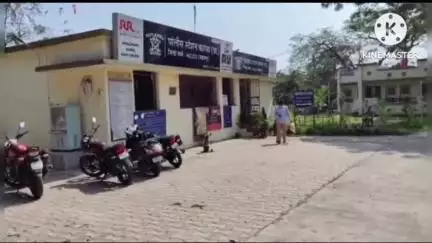 कारंजा: जरा जपून...सार्वजनिक ठिकाणी गोळीबार चौक येथे दारू पिणाऱ्यांना पोलिसांनी दिला हिसका... गुन्हा दाखल