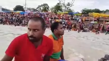 जगदीशपुर: भागलपुर: बरारी सीढ़ी घाट पर डूब रही महिला को आपदा मित्र और गोताखोरों ने बचाया
