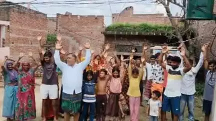 ताखा: ताखा क्षेत्र के कछपुरा बछरोई गांव में बिजली के पोल पर डीपी का धमाका, ढक्कन उड़ा, मोहल्ला दहला