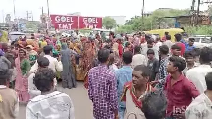 रायसेन: रायसेन14 ट्रैक्टर-ट्रालियों में बैठ रायसेन कलेक्ट्रेट पहुंचे सैकड़ों ग्रामीणः जनसुनवाई में सड़क निर्माण की #jansamasya