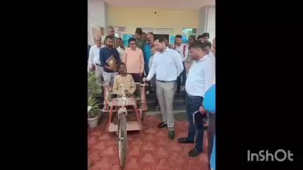 जावरा: एसडीएम गोड ने जनसुनवाई में दिव्यांग को तुरंत दिलाई ट्राई साइकिल, दिव्यांग हुआ गदगद