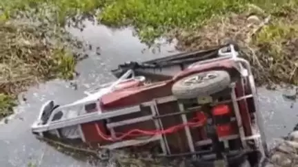 হলদিবাড়ি: রাস্তার ধারের জলাশয়ে উল্টে গেলো টোটো, ভাগ্যের জোরে প্রানে রক্ষা পেলো চালক; চাঞ্চল্য হলদিবাড়িতে