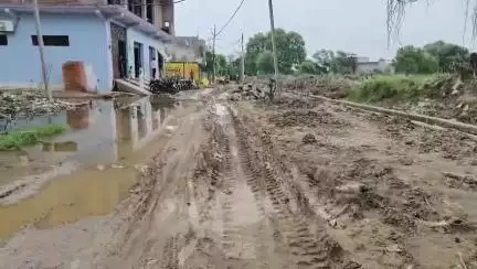 महोबा: शक्तिनगर मोहल्ले में बरसात का पानी स्थानीय लोगों के लिए बना मुसीबत, जलभराव और कीचड़ से लोग परेशान #jansamasya