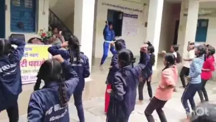 कोंडागांव: कोंडागांव में किशोरी बालिकाओं को आत्मरक्षा का प्रशिक्षण, करियर और जीवनशैली विषयों पर दी गई महत्वपूर्ण जानकारी