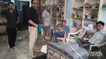 अंबाह: अम्बाह में इलेक्ट्रॉनिक दुकान की आड़ में नकली दूध बनाने का सामान बरामद, फूड सेफ्टी विभाग की कार्रवाई