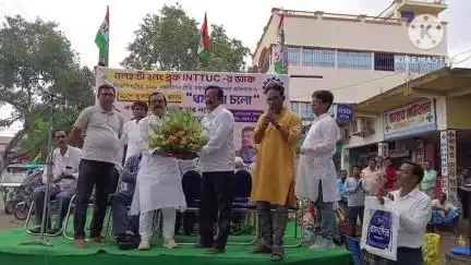 নলহাটি ২: কাঁটাগড়িয়া মোড়ে INTTUC র ২১ জুলাই  উপলক্ষে পথসভা উপস্থিত জেলা সভাপতি ও বিধায়ক,কংগ্রেস ছেড়ে তৃণমূলে যোগদান ১০০জন