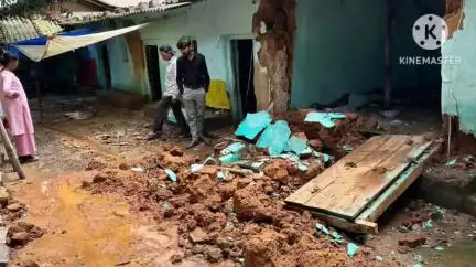 खूंटी: ग्राम तोरपा रोड कटहल टोली, खूंटी में बारिश से गिरा घर, विधायक प्रतिनिधि ने लिया जायजा