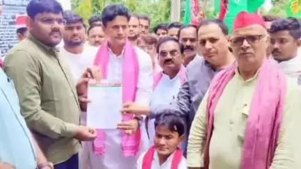 कसिया: सपा नेताओं ने राज्यपाल के नाम संबोधित सात सूत्रीय मांगों का पत्रक एसडीएम कसया को सौंपा