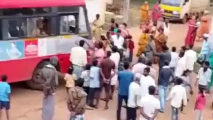 ಚಿತ್ರದುರ್ಗ: ಸೀಗೇಹಳ್ಳಿ ಗ್ರಾಮದಲ್ಲಿ ಸರ್ಕಾರಿ ಬಸ್ ಅನ್ನ ತಡೆದ ಗ್ರಾಮಸ್ತರು ಪ್ರತಿಭಟನೆ