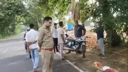 धनौरा: हरिद्वार से जल लेकर लौट रहे कांवड़िये की कांवड़ बाइक से टकराकर खंडित, गजरौला-बछरायूं थाने के बार्डर पर