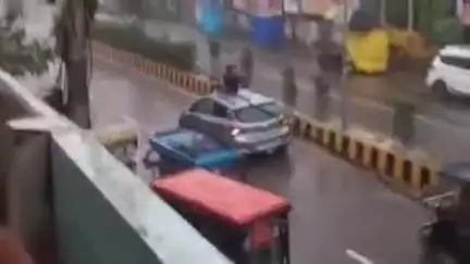 सुल्तानपुर: सुल्तानपुर में बेखौफ स्टंटबाजी, डीएम-एसपी कार्यालय के सामने चलती कार के बोनट पर बैठा युवक, पूर्व में भी आया था मामला