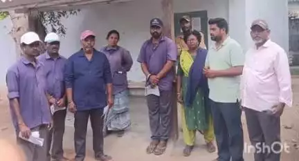కొత్తగూడెం: సింగరేణి కాంటాక్ట్ కార్మికులకు  7వ తారీకు లోపు జీతాలు చెల్లించాలని డిమాండ్ చేసిన సింగరేణి కాంటాక్ట్ కార్మిక సంఘం నాయకులు