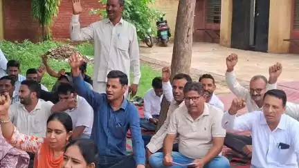 कृषि पर्यवेक्षकों ने 11 सूत्री मांगों को लेकर कृषि कार्यालय पर किया धरना प्रदर्शन