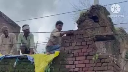 शाढ़ौरा: जैन मंदिर गली में क्षतिग्रस्त भवन को परिषद ने हटाया, पब्लिक ऐप की खबर के बाद लोगों को मिली राहत