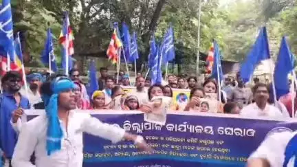 ବରଗଡ: ଜିଲ୍ଲାପାଳଙ୍କ କାର୍ଯ୍ୟାଳୟ ଘେରାଉ କଲେ LDA ର ସଦସ୍ୟ ସଦସ୍ୟା,ଶୁଣନ୍ତୁ ପ୍ରତିକ୍ରିୟା