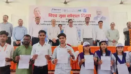 तिर्वा: बेहरिन गांव के आईटीआई कॉलेज में विश्व युवा कौशल दिवस पर बीजेपी विधायक और डीएम ने वितरित किए नियुक्ति पत्र