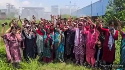 किच्छा: किशनपुर स्थित एक निजी फैक्ट्री से प्रदूषण निकलने का आरोप लगाकर देवरिया के निवासियों ने किया प्रदर्शन