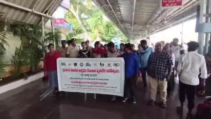 సామర్లకోట రైల్వే స్టేషన్లో, చైల్డ్ వెల్ఫేర్ కమిటీ మరియు చైల్డ్ రైట్స్ ఫౌండేషన్ ఆధ్వర్యంలో, మహిళలకు అవగాహన కార్యక్రమం.