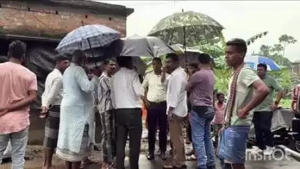 দেগঙ্গা: প্রবল বর্ষণে ক্ষতিগ্রস্ত এলাকা পরিদর্শন করলেন দেগঙ্গার বিডিও ফাহিম আলম সহ প্রশাসনের কর্তারা