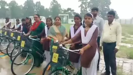 इचाक: डाढा के मॉडल विद्यालय में आठवीं कक्षा के छात्र-छात्राओं को साइकिल का वितरण