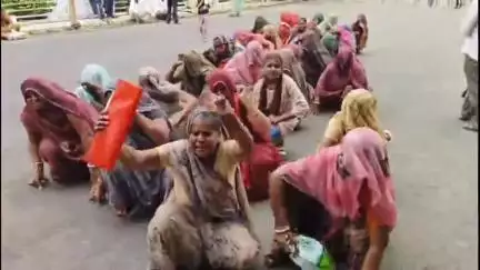 नीमच नगर: मूलभूत सुविधाओं के अभाव में ग्रामीण महिलाओं का अनोखा प्रदर्शन, मेंढक शैली में रेंगकर जनसुनवाई में पहुंचीं