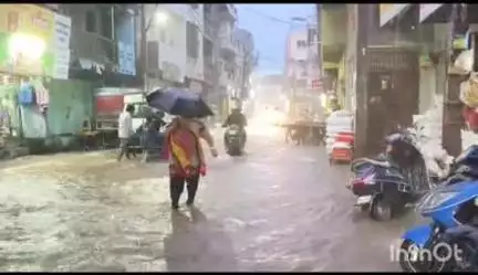 લુણાવાડા: લુણાવાડા શહેરમાં ધોધમાર વરસાદ માર્ગો થયા પાણી પાણી