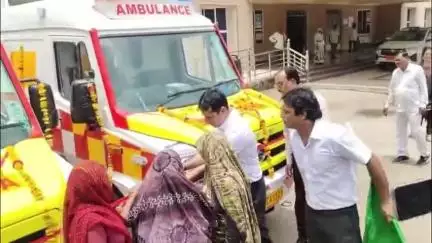 दतिया नगर: दतिया जिला अस्पताल को मिलीं दो नई एम्बुलेंस, कलेक्टर ने न्यू कलेक्ट्रेट में बुजुर्ग महिलाओं से कराया शुभारंभ
