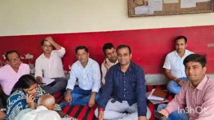 घिरोर: घिरोर तहसील में लेखपालों ने धरना प्रदर्शन कर मुख्यमंत्री को संबोधित एसडीएम को ज्ञापन सौंपा, मंगलवार शाम 3:00 बजे
