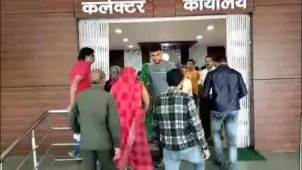 नीमच नगर: खोर में पानी की टंकी में गिरने से महिला की मौत, पीहर पक्ष ने हत्या का आरोप लगाया, कलेक्ट्रेट में सौंपा आवेदन