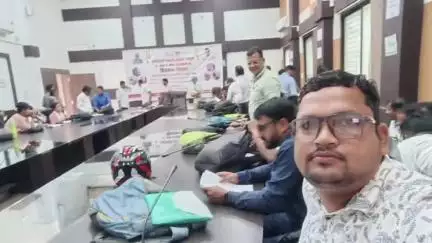जावरा: जावरा के नवागत तहसीलदार वेश ने नपा सभागृह में पटवारियों की बैठक की, परिचय कर दिए निर्देश