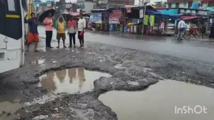 कोढ़ा: कोढ़ा नगर पंचायत: गेड़ाबाड़ी बाजार में जर्जर सड़क का मुख्य पार्षद ने किया निरीक्षण