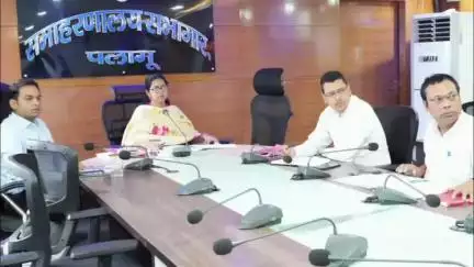 मेदिनीनगर (डालटनगंज): पलामू: उपायुक्त समीरा एस की अध्यक्षता में समाहरणालय में आधार से संबंधित बैठक हुई