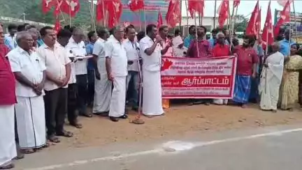 பென்னாகரம்: ஒகேனக்கல் பேருந்து நிலையம் முன்பு பரிசல் இயக்குவதற்கு  நிரந்தர தீர்வு காண வலியுறுத்தி  மார்க்சிஸ்ட் கம்யூனிஸ்ட் கட்சி ஆர்பாட்டம்