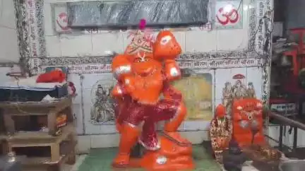 झांसी: राम मन्दिर परिसर में चाँदमारी हनुमान जी के मन्दिर के नीचे पाताली गुफा में साढ़े तीन फीट पानी भरा