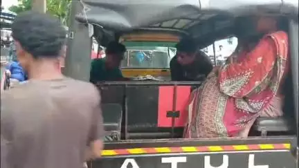 ଭଦ୍ରକ ଗ୍ରାମାଞ୍ଚଳ: ଭଦ୍ରକ ଗ୍ରାମାଞ୍ଚଳ ଥାନାଧିନ ଦୈସିଂ ଗ୍ରାମ ରେ ବିଦ୍ୟୁତ୍ ଆଘାତ ରେ ମାମୁଁ ଓ ଭଣଜା ମୃତ ।