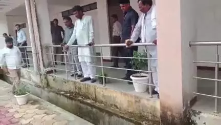 डिंडौरी: शहपुरा विधायक ओमप्रकाश धुर्वे ने सामुदायिक स्वास्थ्य केंद्र मेंहदवानी का निरीक्षण किया