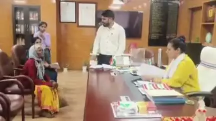 गुमला: डीसी ने कार्यालय परिसर में जन शिकायत निवारण दिवस का किया आयोजन
